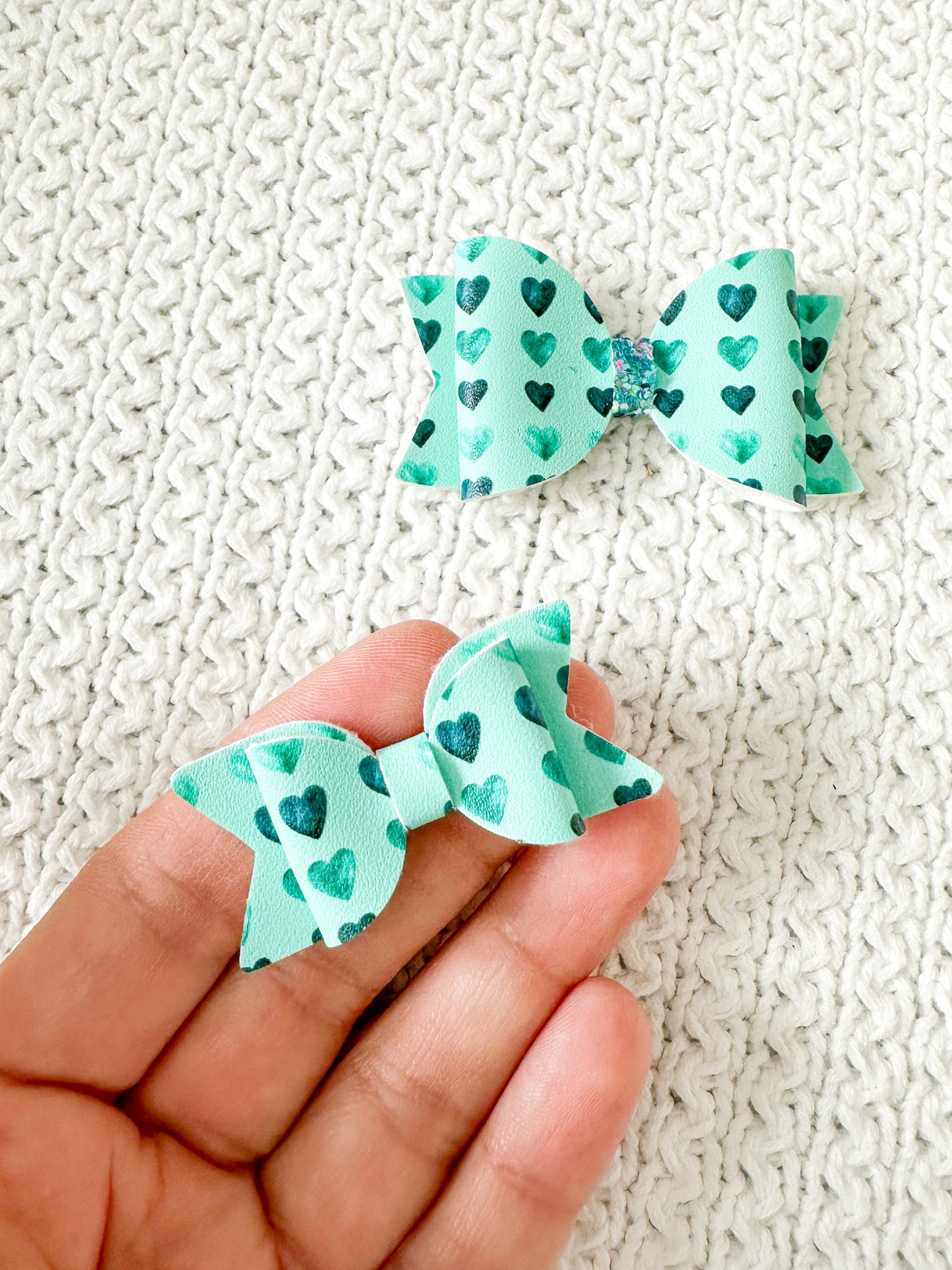 Boucle à cheveux Bella ou Rosie (vendu séparément)