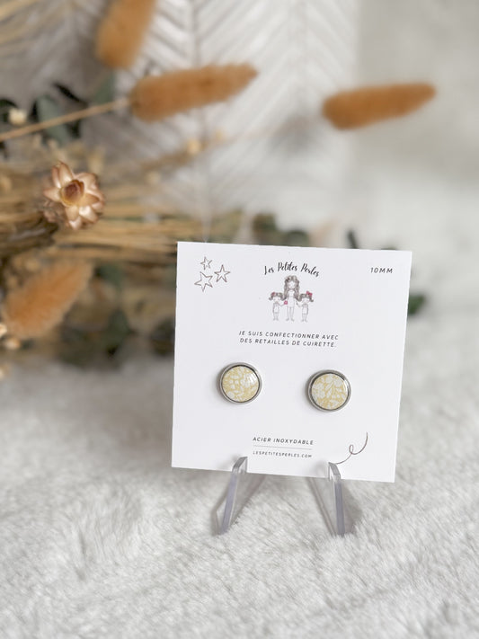 Boucles d'oreilles 10mm Fleurs Blanche contour argent